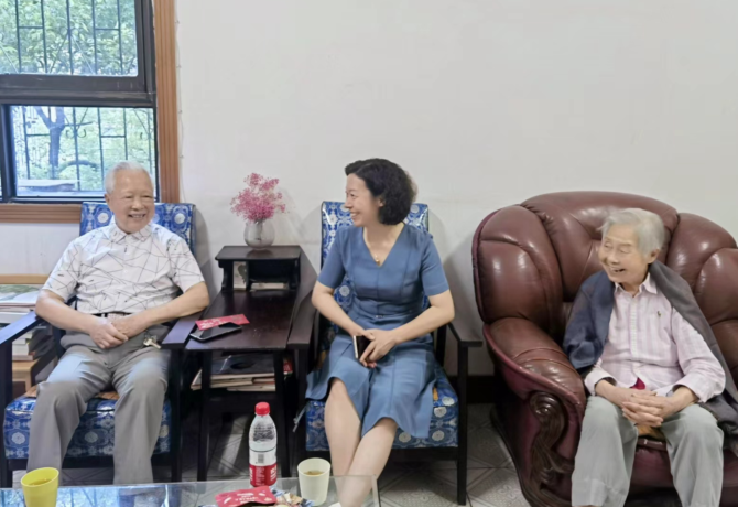 杨兰英（中）慰问老党员易桂初（左）陈克晖（右）.png