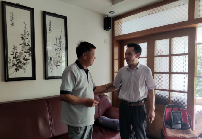 1656665308359049253.png 李雪山(右)走访慰问老党员吴耀武(左).png
