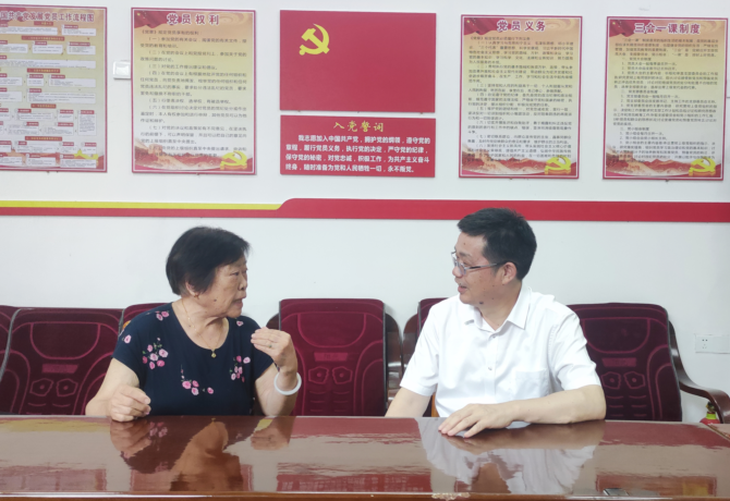 刘长庚（右）慰问老党员张爱元（左）.png