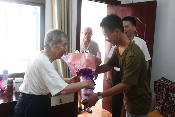 1507707399660084263.jpg 学生代表向抗日英雄献花.jpg