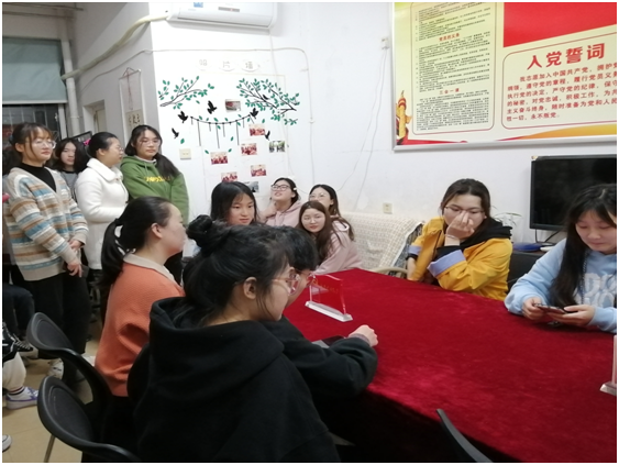 1619310840624022912.png 党员们认真观看视频.png