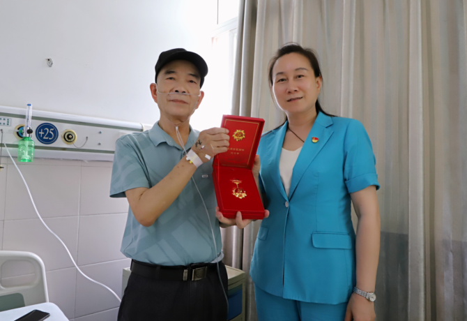 苏玲（右）慰问老党员佘仕怀（左）.png