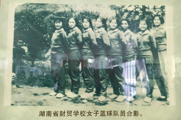 1511322784458051862.jpg 校友50多年前的合影。.jpg
