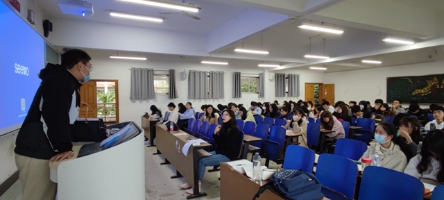 任课教师点评指导照片.jpg