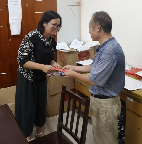 党委委员、副校长刘茂盛（右）走访慰问生活困难党员胡立（左）.jpg