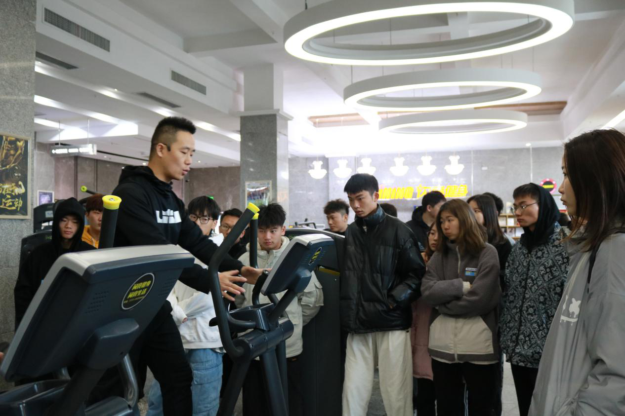 1608693432731030892.png 图片1闪亮健身教练讲解健身设备.png
