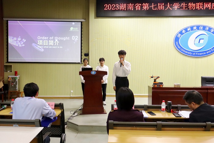 2.学生在创意赛上答辩-卿孝娴摄.jpg